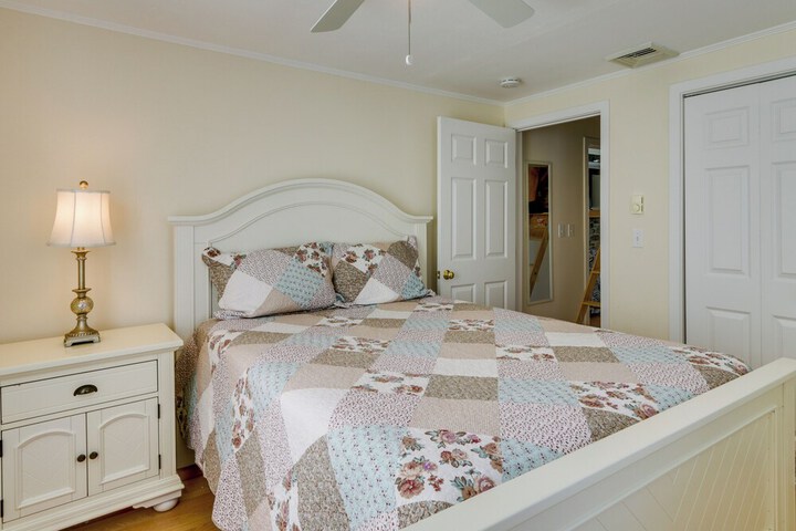Cozy Westbrook Vacation Rental - Walk to Beach!