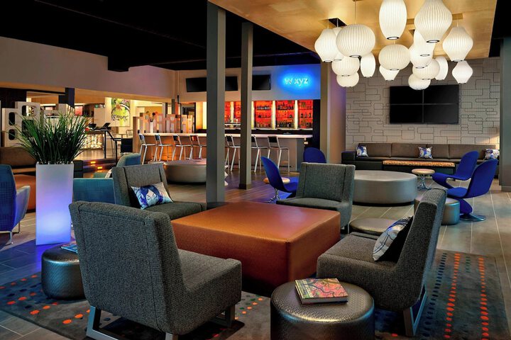 Lounge 15 of 18