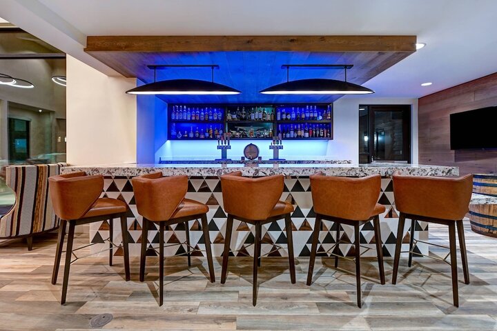 Lounge 77 of 92