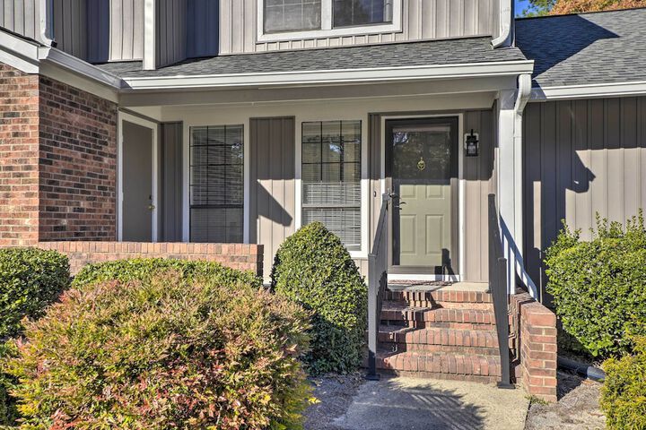 Modern Townhome w / Deck & Golf Course Views!