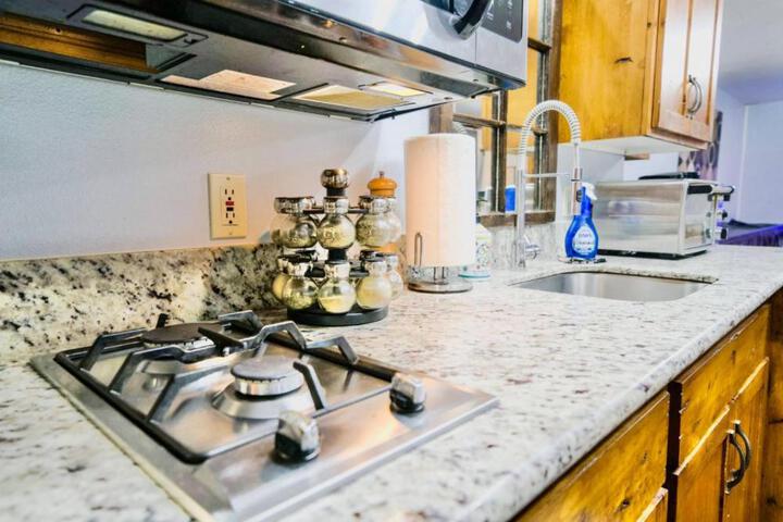 Beautiful Country Apartment AC, Pickleball, Billiards, Playground, Gardens