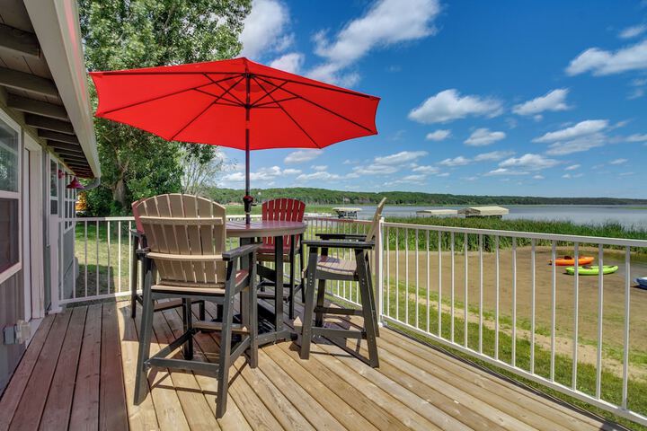 Lakefront Motley Cabin w / Private Deck + Dock!