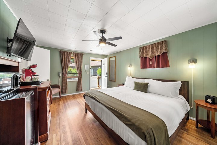 CedarWood Inn