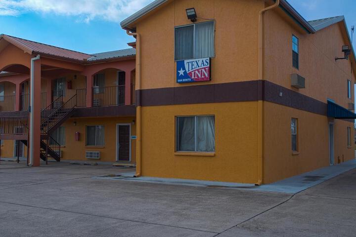 EXECUTIVE INN AND SUITES
