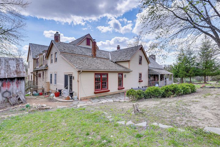 Spacious & Historic Cabin in New Haven w / Pond!