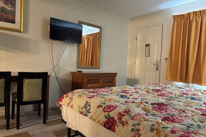Room 10 of 16