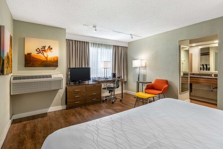 Room 17 of 33