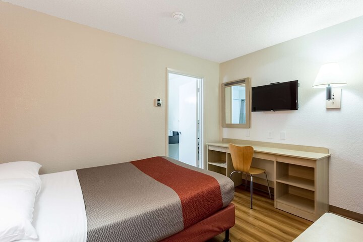 Room 11 of 30