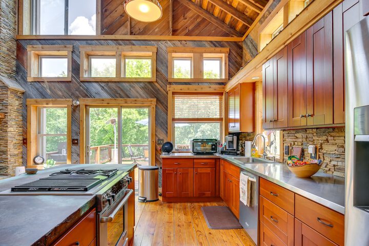 Serene Pacific Getaway: Deck Grill & Fire Pit!