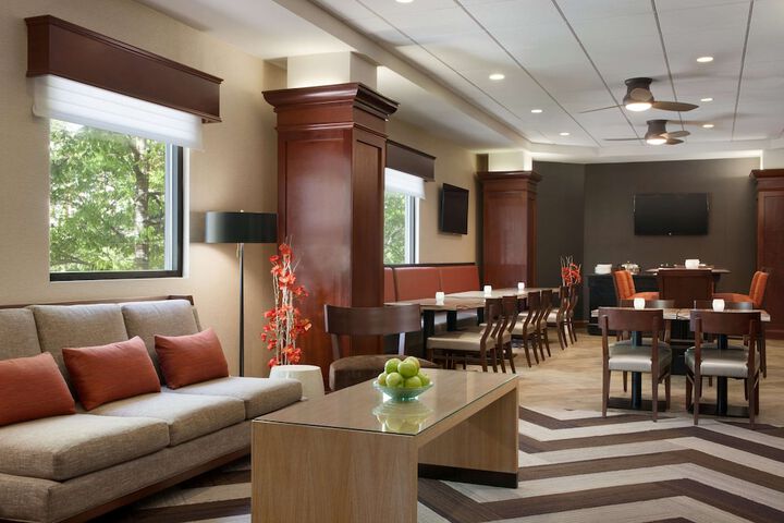 Lounge 55 of 62