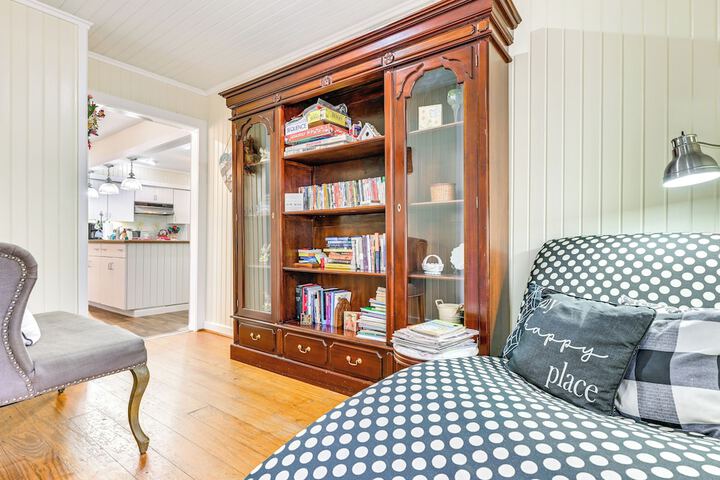 Secluded Hamilton Cabin Retreat w / Private Lake!