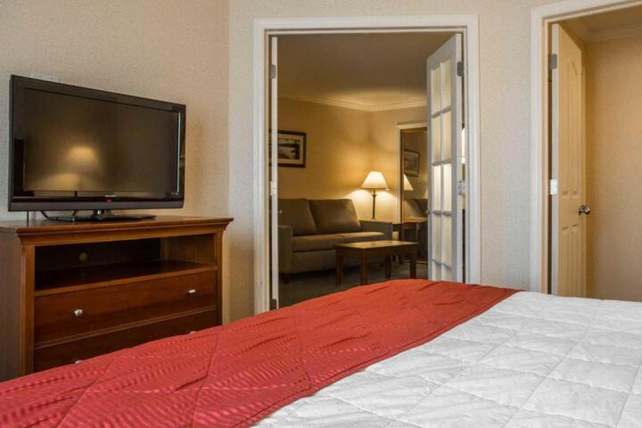 Clarion Inn & Suites at the Outlets of Lake George