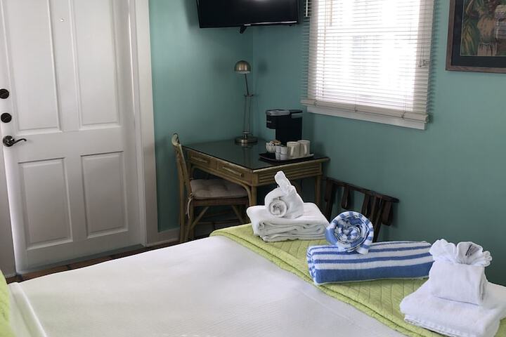 Room 32 of 60