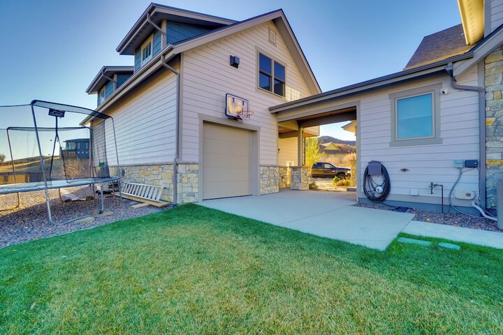 2 Mi to Town: Castle Rock Retreat w / Fireplace!