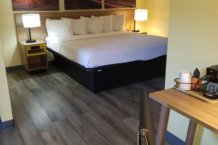 Days Inn & Suites by Wyndham Clovis