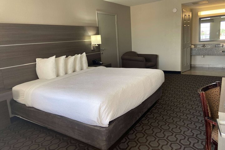Room 17 of 40