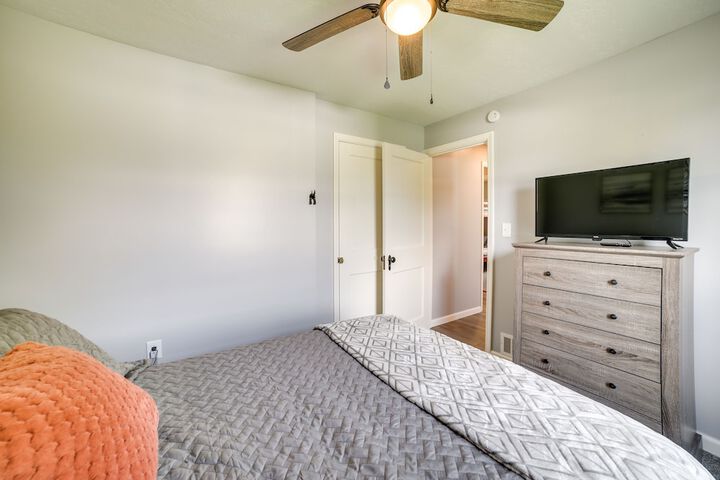 Deck & Patio: Inviting Abode in Natrona Heights!