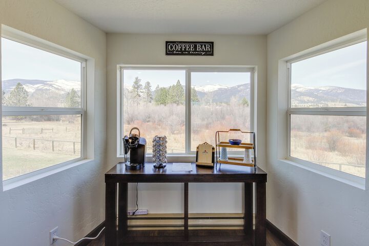 Pet-friendly Victor Home w / Fire Pit & Large Yard!