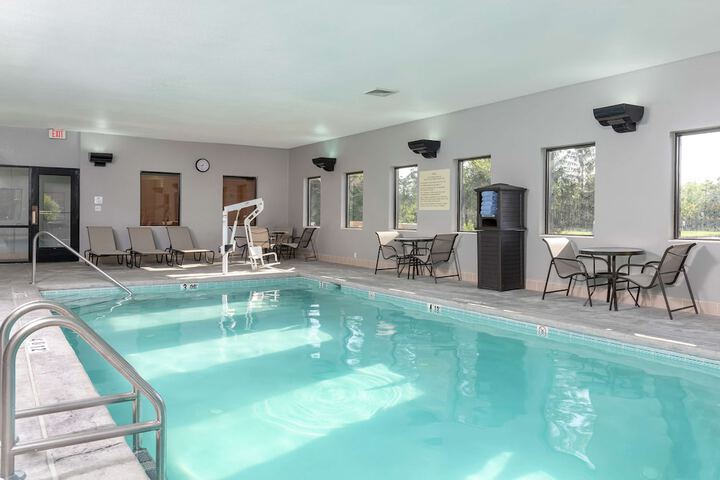 Hampton Inn & Suites Cleveland-Airport / Middleburg Heights
