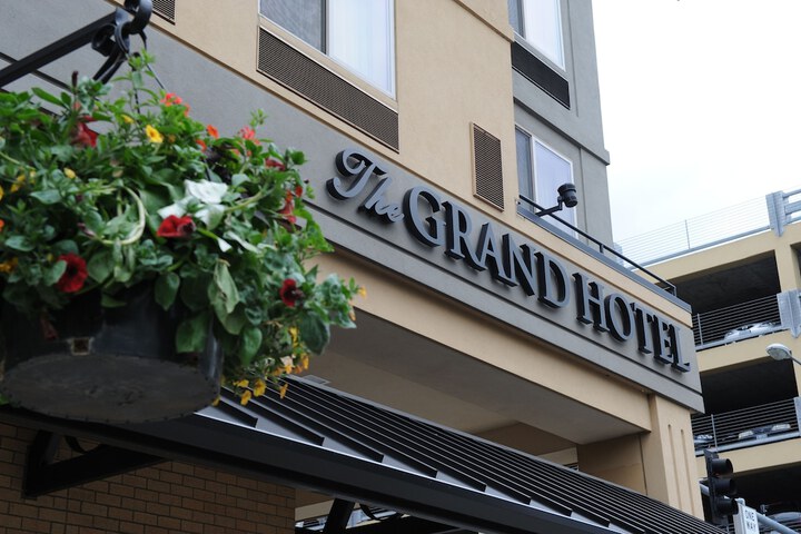 The Grand Hotel - Salem