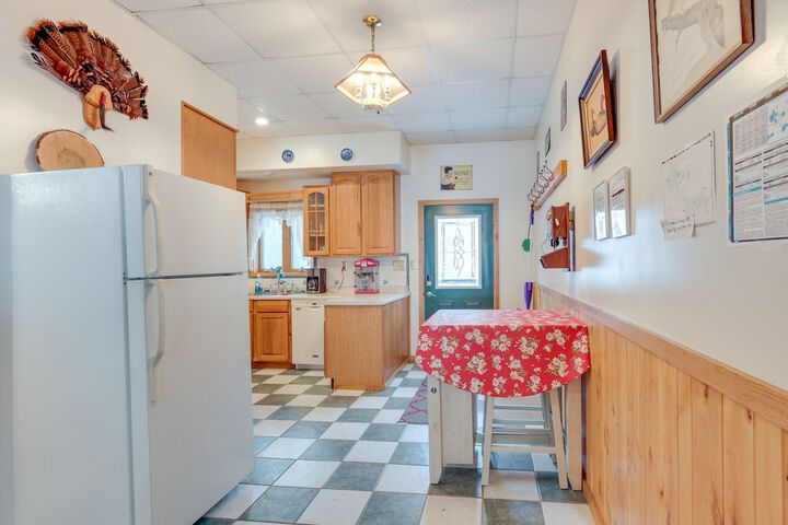 Lakefront Rhinelander Retreat w / Private Hot Tub!