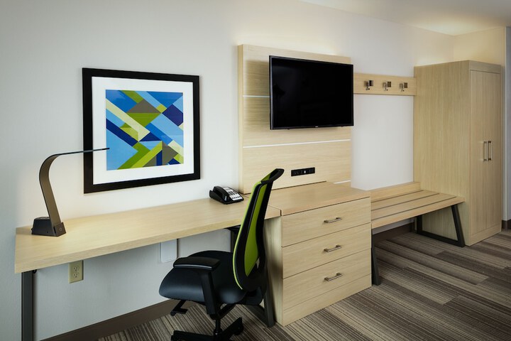 Holiday Inn Express & Suites Medford by IHG