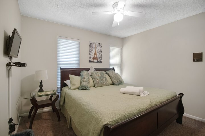Tampa Bay- Large Pool home- Private Heated Pool!