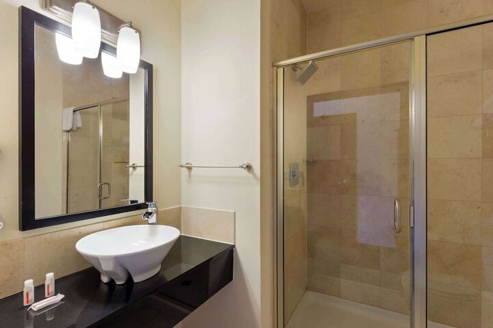 Days Inn & Suites by Wyndham Milwaukee