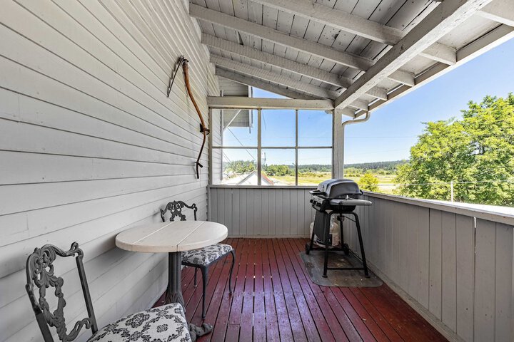 Private Beach Access + Water Views! Sleeps 18 Historic 6bdr Farmhouse w / Deck