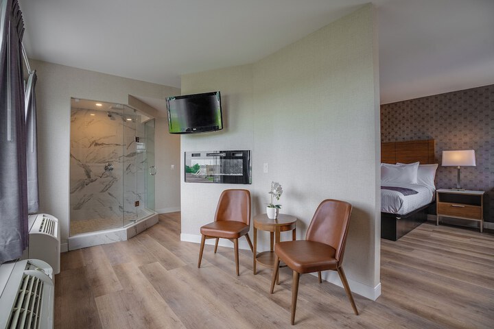 Monte Carlo Inn Oakville Suites