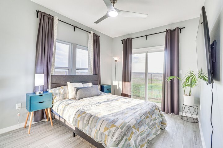 Modern Farmhouse in Del Valle: Rural Setting!