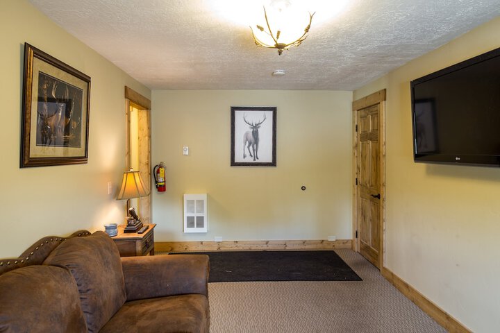 Room 10 of 18