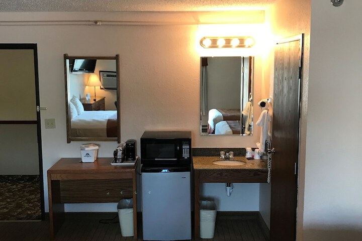 Room 11 of 28