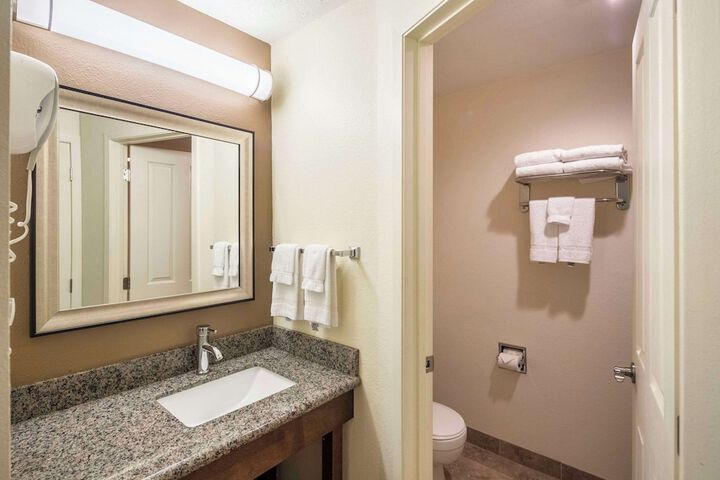 Room 40 of 61