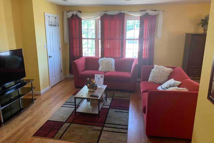 Family 3-bedroom home (2nd floor near EWR / Outlet)