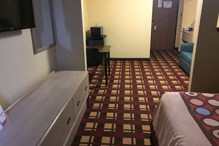 Super 8 by Wyndham Martinsville