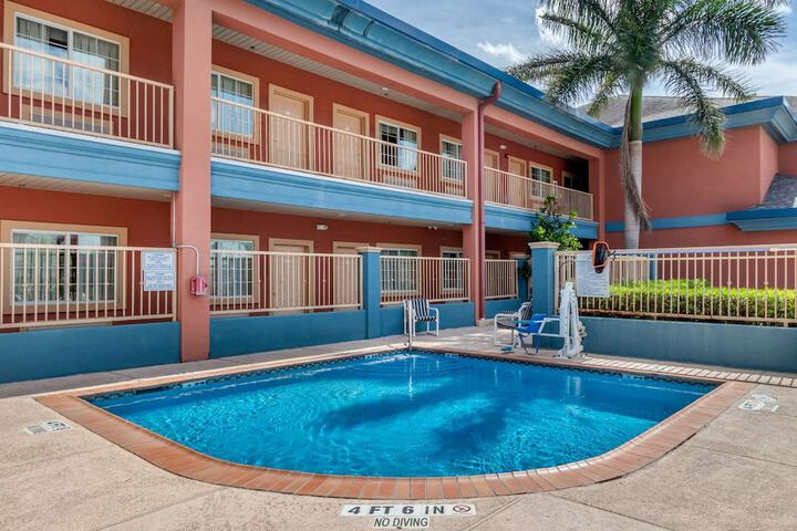 Quality Inn & Suites at the Outlets Mercedes / Weslaco