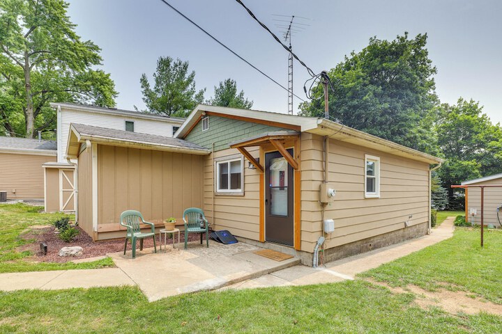 Lakefront Cottage w / Deck Near Indiana Beach!