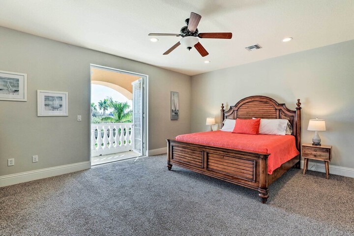 Apollo Beach House w / Private Pool + Hot Tub