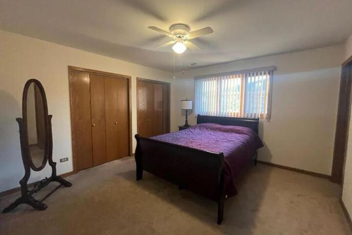 3BR-2BA Deluxe Apartment with Fireplace and Balcony