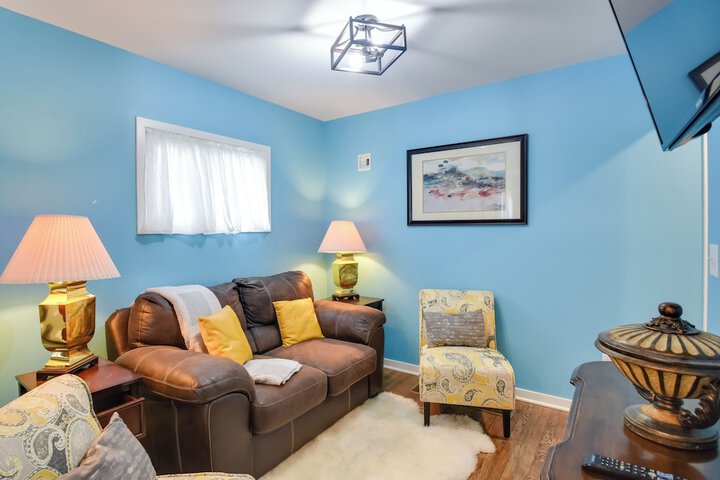 Eclectic Iowa City Cottage w / Fire Pit!