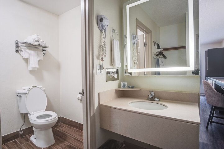 Cottonwood Suites Savannah Hotel & Conference Center