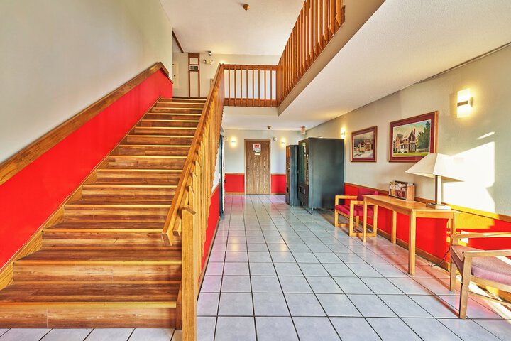 Ballroom/Hall 75 of 77