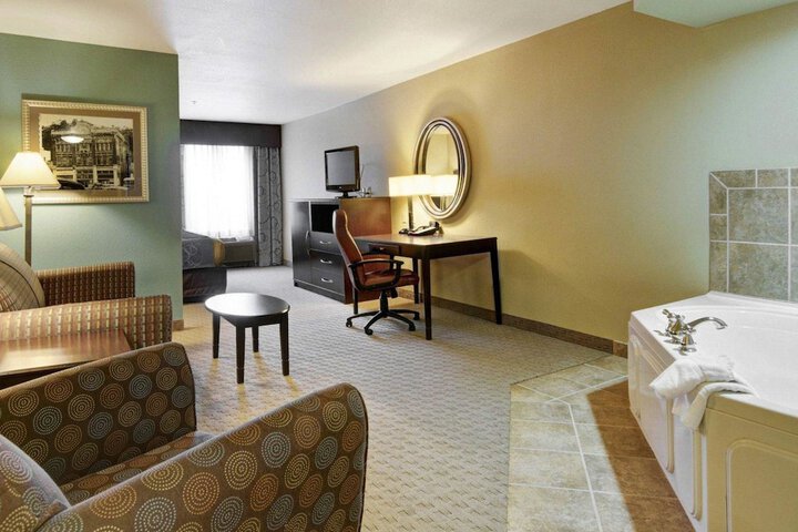 Comfort Suites near Hot Springs Park