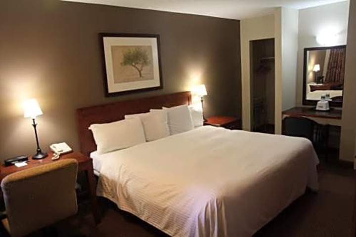 Travelodge by Wyndham Vancouver Lions Gate