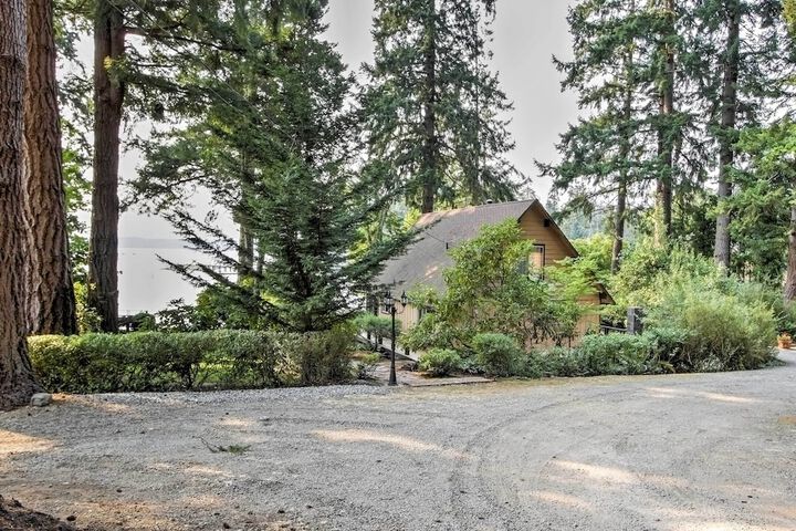 Waterfront Cabin w / Fire Pit in Gig Harbor!