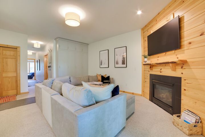 Modern Bellaire Condo: Pool Access Near Skiing!