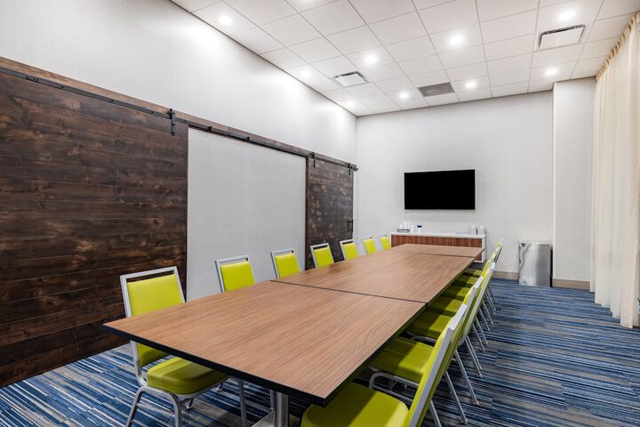 Holiday Inn Express & Suites Lincoln Downtown by IHG