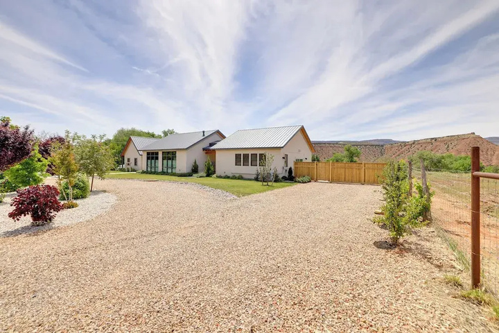 Hot Tub & Views: Modern Home 15 Mi to Zion NP