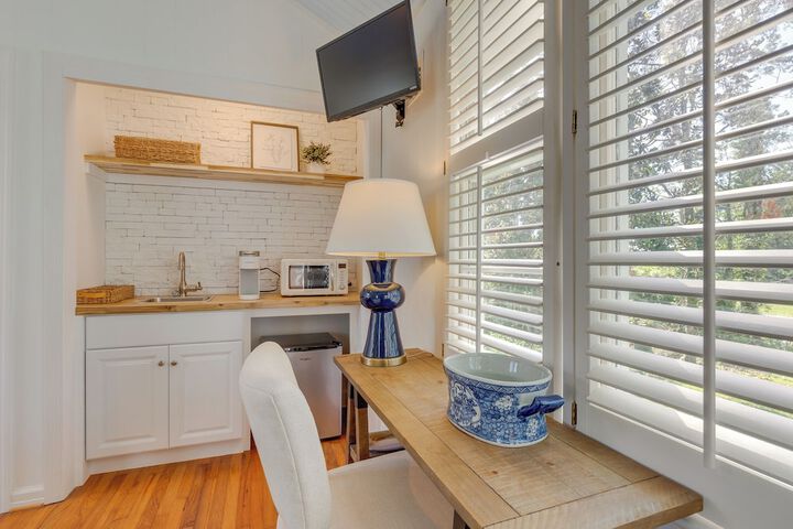 Luxe Fairhope Home w / Covered Patio: Walk to Bay